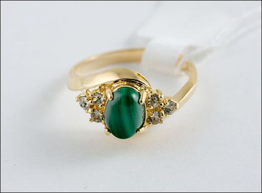 Позолоченное кольцо из мельхиора с малахитом и фианитами 18767 купить в магазине Самоцветы мира
