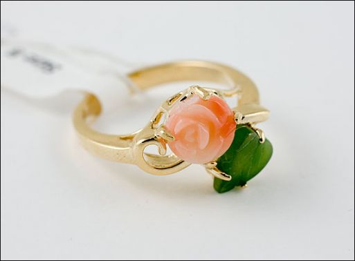 Позолоченное кольцо из сплава с кораллом и нефритом 18817 купить в магазине Самоцветы мира