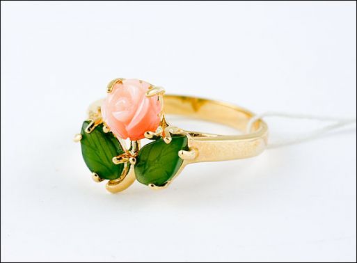 Позолоченное кольцо из мельхиора с нефритом и кораллом 18824 купить в магазине Самоцветы мира