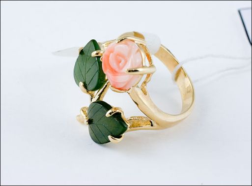 Позолоченное кольцо из мельхиора с нефритом и кораллом 18833 купить в магазине Самоцветы мира
