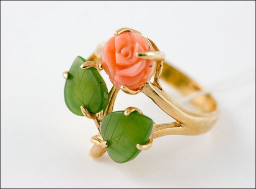 Позолоченное кольцо из мельхиора с нефритом и кораллом 18837 купить в магазине Самоцветы мира