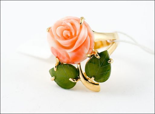 Позолоченное кольцо из мельхиора с нефритом и кораллом 18839 купить в магазине Самоцветы мира