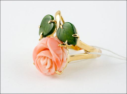 Позолоченное кольцо из сплава с кораллом и нефритом 18840 купить в магазине Самоцветы мира