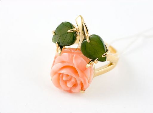 Позолоченное кольцо из мельхиора с нефритом и кораллом 18842 купить в магазине Самоцветы мира