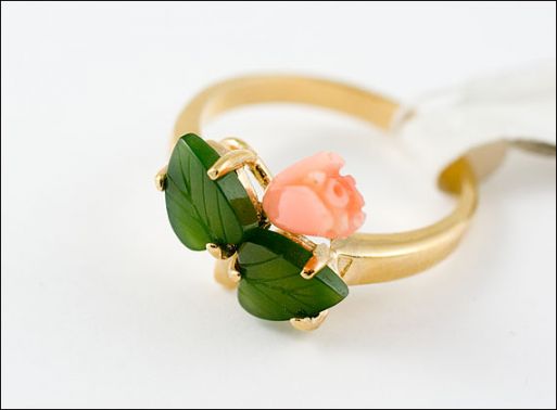 Позолоченное кольцо из мельхиора с кораллом и нефритом 18847 купить в магазине Самоцветы мира