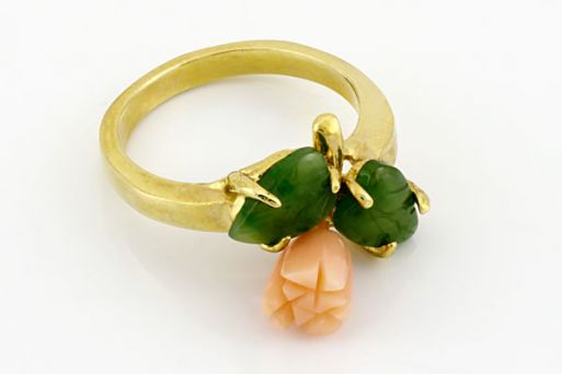 Позолоченное кольцо из сплава с кораллом 18849 купить в магазине Самоцветы мира