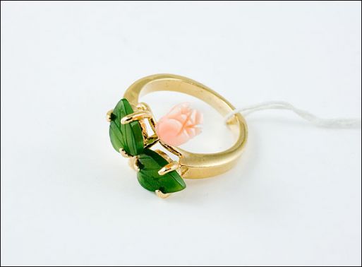 Позолоченное кольцо из мельхиора с нефритом и кораллом 18851 купить в магазине Самоцветы мира