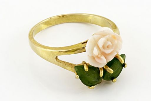 Позолоченное кольцо из сплава с кораллом и нефритом 18854 купить в магазине Самоцветы мира