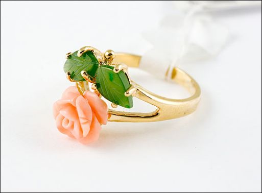 Позолоченное кольцо из сплава с кораллом и нефритом 18855 купить в магазине Самоцветы мира