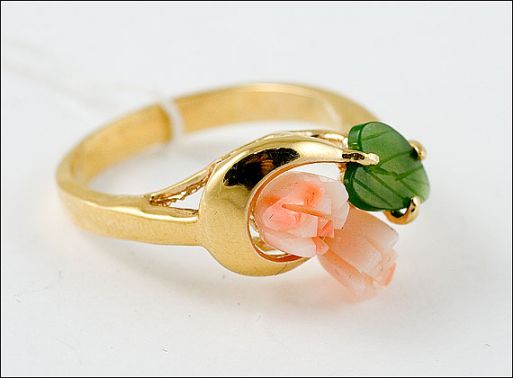 Позолоченное кольцо из сплава с кораллом и нефритом 18861 купить в магазине Самоцветы мира