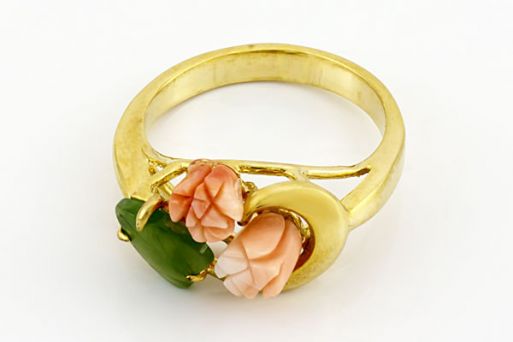 Позолоченное кольцо из сплава с кораллом и нефритом 18863 купить в магазине Самоцветы мира
