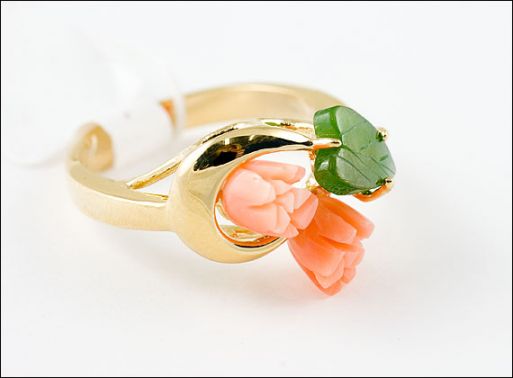 Позолоченное кольцо из сплава с кораллом и нефритом 18864 купить в магазине Самоцветы мира