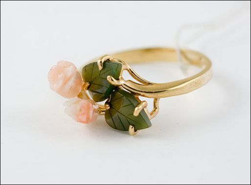 Позолоченное кольцо из мельхиора с нефритом и кораллом 18872 купить в магазине Самоцветы мира