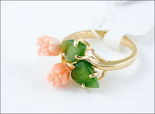 Позолоченное кольцо из сплава с кораллом и нефритом 18873 купить в магазине Самоцветы мира