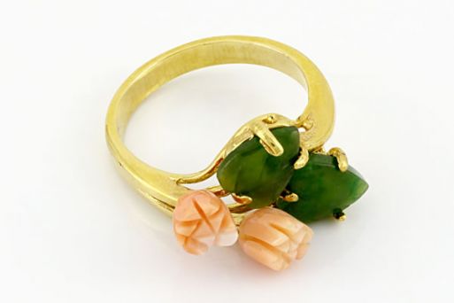 Позолоченное кольцо из сплава с кораллом и нефритом 18875 купить в магазине Самоцветы мира