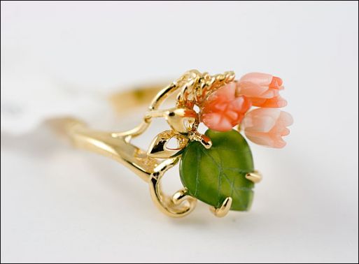 Позолоченное кольцо из мельхиора с кораллом и нефритом 18878 купить в магазине Самоцветы мира