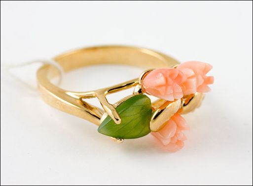 Позолоченное кольцо из мельхиора с нефритом и кораллом 18887 купить в магазине Самоцветы мира