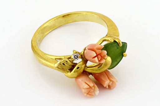 Позолоченное кольцо из сплава с кораллом и нефритом 18891 купить в магазине Самоцветы мира