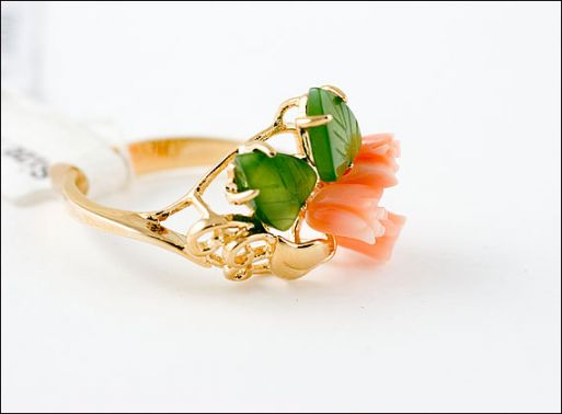 Позолоченное кольцо из мельхиора с кораллом и нефритом 18893 купить в магазине Самоцветы мира