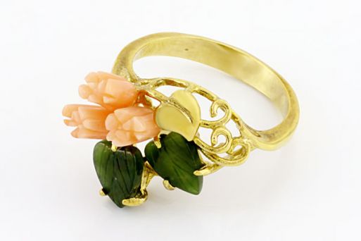Позолоченное кольцо из сплава с кораллом и нефритом 18897 купить в магазине Самоцветы мира