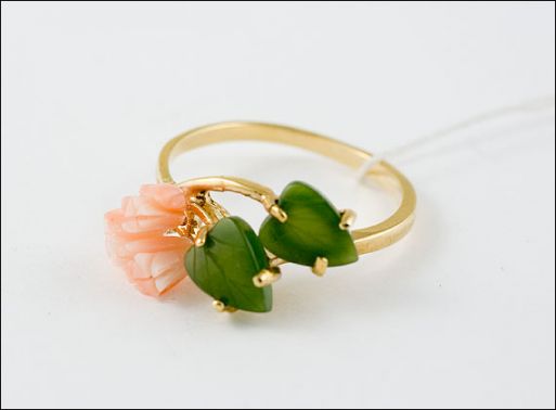 Позолоченное кольцо из сплава с кораллом и нефритом 18900 купить в магазине Самоцветы мира