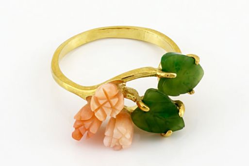 Позолоченное кольцо из сплава с кораллом и нефритом 18903 купить в магазине Самоцветы мира