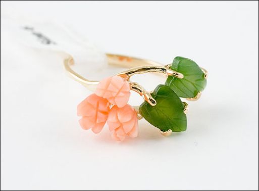 Позолоченное кольцо из мельхиора с нефритом и кораллом 18904 купить в магазине Самоцветы мира