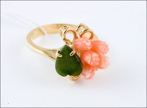 Позолоченное кольцо из мельхиора с нефритом и кораллом 18912 купить в магазине Самоцветы мира