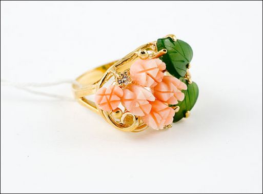 Позолоченное кольцо из мельхиора с кораллом и нефритом 18914 купить в магазине Самоцветы мира