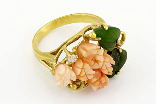 Позолоченное кольцо из сплава с кораллом и нефритом 18916 купить в магазине Самоцветы мира