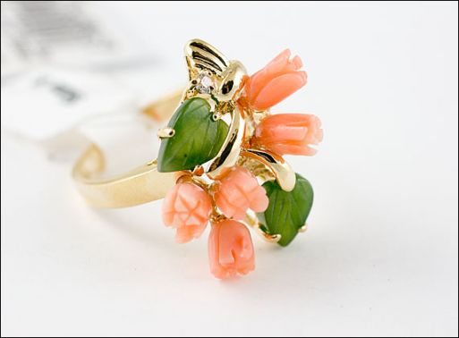 Позолоченное кольцо из мельхиора с кораллом и нефритом 18921 купить в магазине Самоцветы мира
