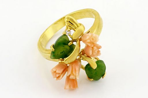 Позолоченное кольцо из сплава с кораллом и нефритом 18922 купить в магазине Самоцветы мира
