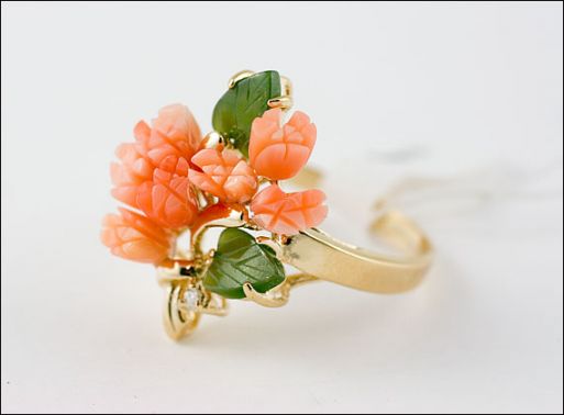 Позолоченное кольцо из мельхиора с нефритом и кораллом 18926 купить в магазине Самоцветы мира