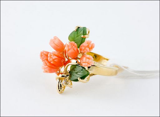 Позолоченное кольцо из мельхиора с кораллом и нефритом 18929 купить в магазине Самоцветы мира
