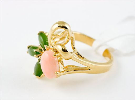 Позолоченное кольцо из сплава с кораллом и нефритом 18934 купить в магазине Самоцветы мира
