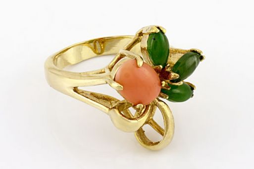 Позолоченное кольцо из сплава с кораллом и нефритом 18936 купить в магазине Самоцветы мира