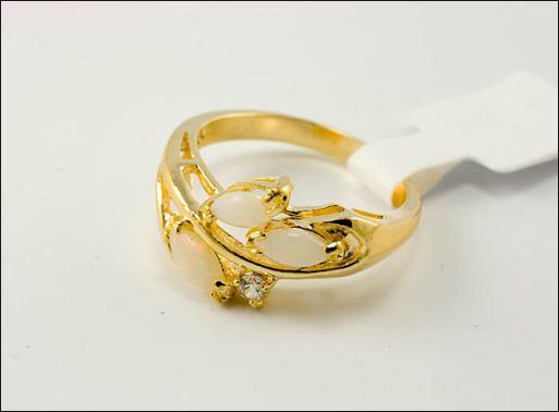 Позолоченное кольцо из мельхиора с опалом и фианитами 18977 купить в магазине Самоцветы мира