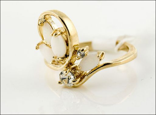 Позолоченное кольцо из мельхиора с опалом 18985 купить в магазине Самоцветы мира