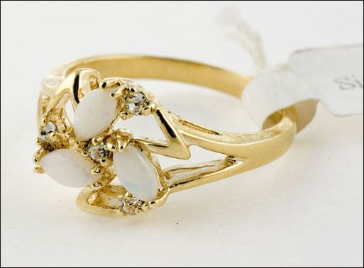 Позолоченное кольцо из мельхиора с опалом и фианитами 19018 купить в магазине Самоцветы мира