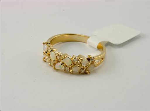 Позолоченное кольцо из мельхиора с опалом и фианитами 19039 купить в магазине Самоцветы мира