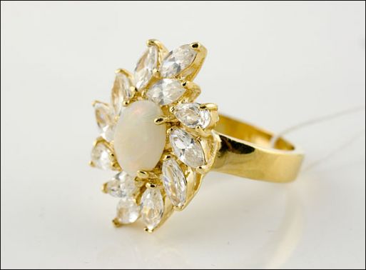 Позолоченное кольцо из мельхиора с опалом и фианитами 19062 купить в магазине Самоцветы мира