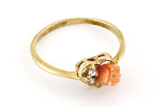 Позолоченное кольцо из сплава с кораллом 19085 купить в магазине Самоцветы мира