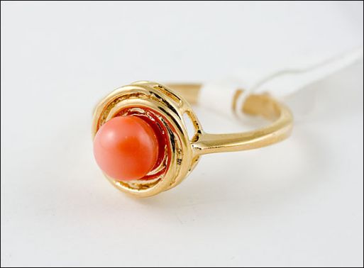 Позолоченное кольцо из сплава с кораллом 19088 купить в магазине Самоцветы мира