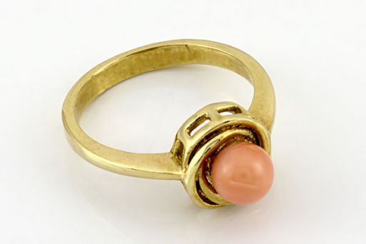Позолоченное кольцо из сплава с кораллом 19091 купить в магазине Самоцветы мира