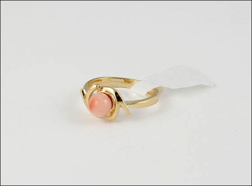 Позолоченное кольцо из мельхиора с кораллом 19100 купить в магазине Самоцветы мира