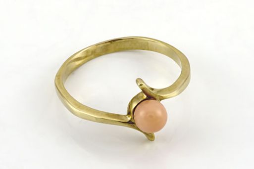 Позолоченное кольцо из сплава с кораллом 19105 купить в магазине Самоцветы мира