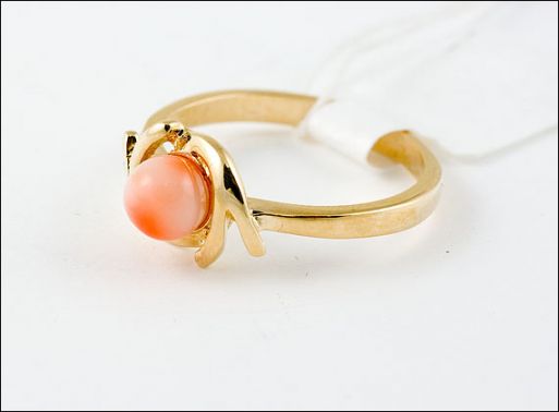 Позолоченное кольцо из мельхиора с кораллом 19106 купить в магазине Самоцветы мира
