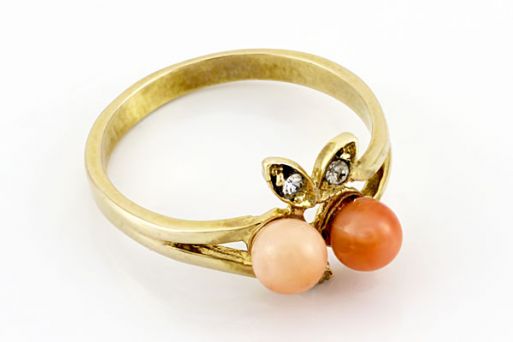 Позолоченное кольцо из сплава с кораллом 19109 купить в магазине Самоцветы мира