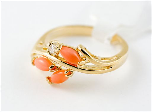 Позолоченное кольцо из сплава с кораллом 19116 купить в магазине Самоцветы мира