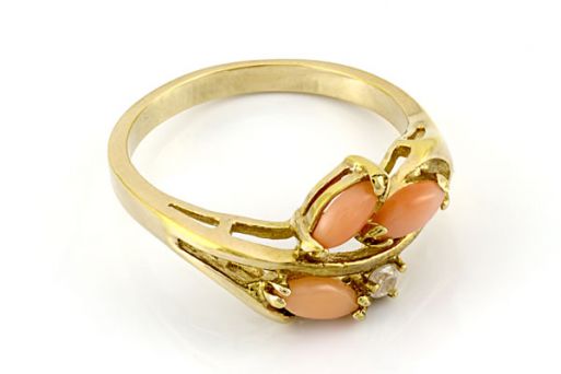 Позолоченное кольцо из сплава с кораллом 19121 купить в магазине Самоцветы мира